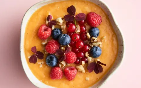 En krämig smoothiebowl med hallon, blåbär, vinbär och valnötter. En perfekt antiinflammatorisk kost frukost för en energifylld start på dagen.
