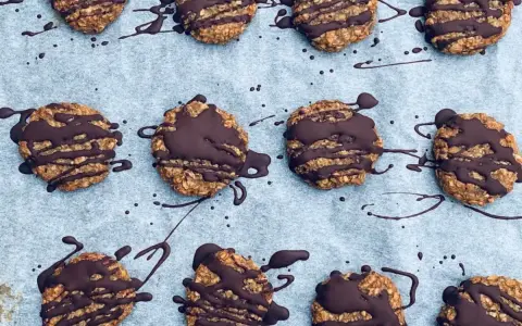 Nyttiga kakor med chokladglasyr, perfekta för fikat.