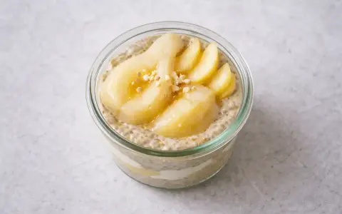 Chiapudding med päron och nötter i glasburk. Perfekt för en hållbar frukost eller mellanmål.