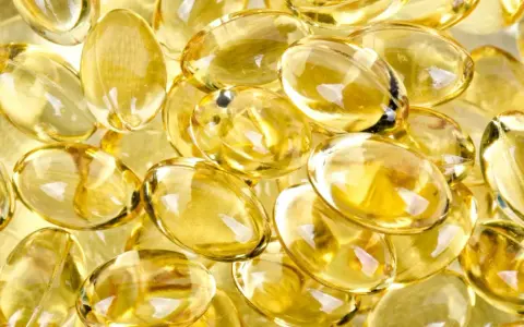 En närbild av genomskinliga, gulaktiga kapslar som liknar magnesium vitamin.