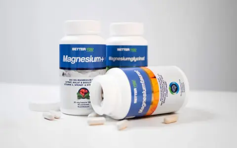 Flera burkar kosttillskott från Better You, inklusive Magnesium+ och Magnesiumtaurat. En burk med magnesiumtaurat ligger framför, med kapslar utspridda. Kan hjälpa mot extraslag.