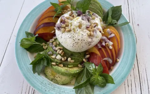 Burrata med persika, avokado, pinjenötter och basilika. Ett läckert recept inspirerat av Ulrika Davidsson.
