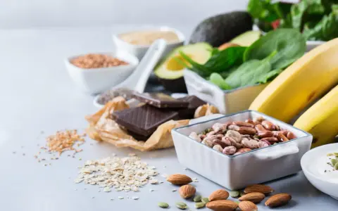 Bönor, nötter, choklad och bananer. Dessa livsmedel kan vara bra källor till magnesium, vilket kan minska risken för magnesiumglycinat biverkningar.