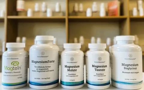 Flera burkar med olika magnesium-tillskott från DoctorDiamantis. Här finns Magtein, Magnesium Forte, Magnesium Malate, Magnesium Taurate och Magnesium Bisglycinat.