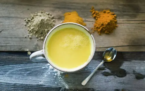 En kopp gyllene mjölk med kryddor som gurkmeja och ingefära. Ett enkelt golden milk recept för en mysig stund.
