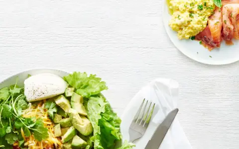 En hälsosam måltid med äggröra, lax och en sallad med avokado och ost. En perfekt 1200 kalorier per dag meny gratis.