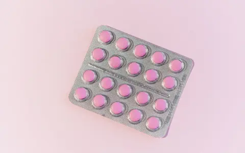 En blisterförpackning med rosa tabletter, en lösning för att få bort herpes i underlivet snabbt.