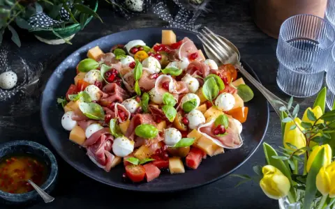 En läcker melonsallad med mozzarella, prosciutto, granatäpple och färsk basilika. En perfekt sommarrätt!