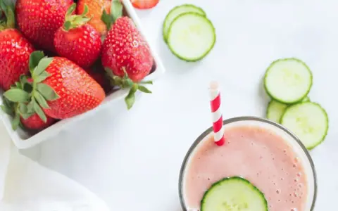 En rosa smoothie med jordgubbar och gurka, perfekt för din smoothie viktnedgång.