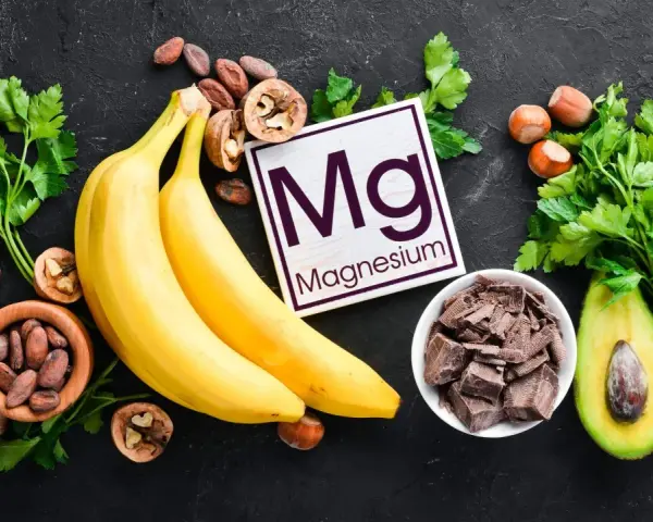Bananer, nötter, avokado och mörk choklad. Dessa livsmedel är rika på magnesium, vilket kan vara bra för att undvika magnesium viktuppgång.