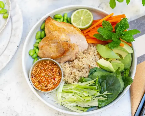 En härlig quinoasallad med kyckling, avokado, morötter, edamamebönor och en smakrik dressing. Perfekt för en hälsosam lunch!