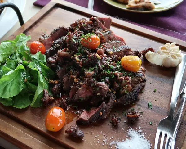 Saftig biff med tomater och vitlök, perfekt för att gå ner i vikt LCHF. En festmåltid som mättar.