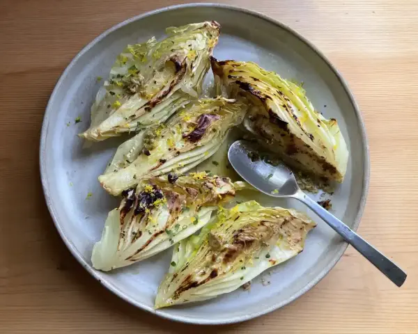 Grillad spetskål med parmesan, citron och örter. Enkel och god rätt.