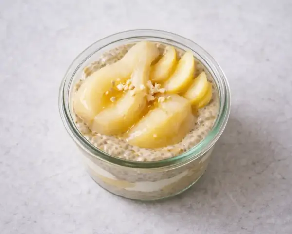Chiapudding med päron och nötter i glasburk. Perfekt för en hållbar frukost eller mellanmål.