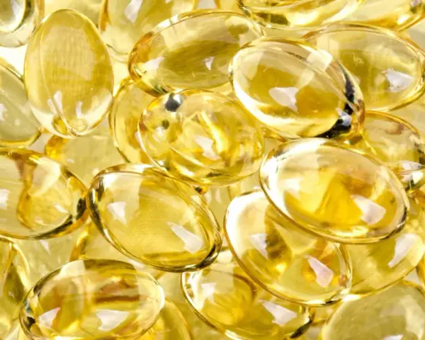 En närbild av genomskinliga, gulaktiga kapslar som liknar magnesium vitamin.
