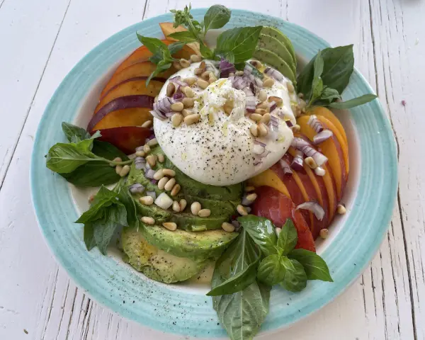 Burrata med persika, avokado, pinjenötter och basilika. Ett läckert recept inspirerat av Ulrika Davidsson.