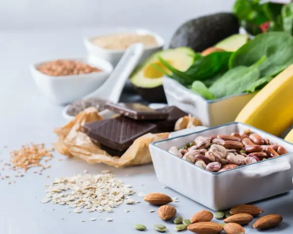 Bönor, nötter, choklad och bananer. Dessa livsmedel kan vara bra källor till magnesium, vilket kan minska risken för magnesiumglycinat biverkningar.