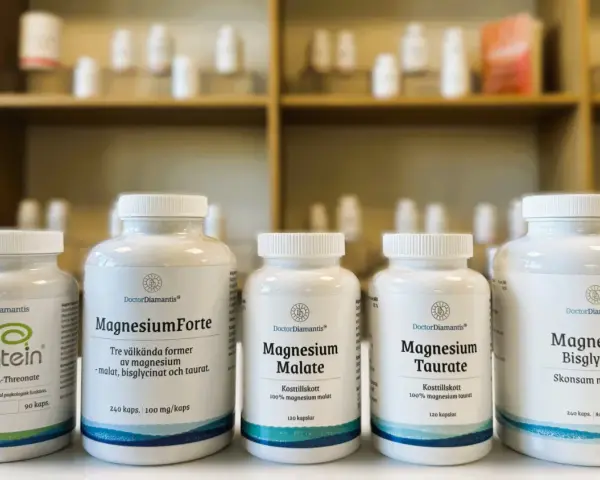Flera burkar med olika magnesium-tillskott från DoctorDiamantis. Här finns Magtein, Magnesium Forte, Magnesium Malate, Magnesium Taurate och Magnesium Bisglycinat.