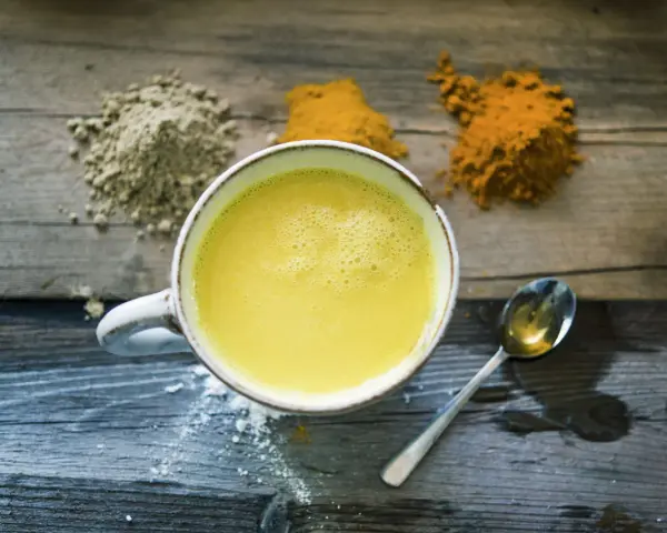 En kopp gyllene mjölk med kryddor som gurkmeja och ingefära. Ett enkelt golden milk recept för en mysig stund.