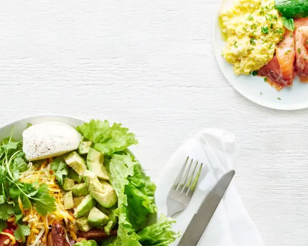 En hälsosam måltid med äggröra, lax och en sallad med avokado och ost. En perfekt 1200 kalorier per dag meny gratis.