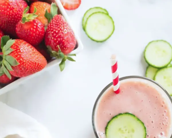 En rosa smoothie med jordgubbar och gurka, perfekt för din smoothie viktnedgång.