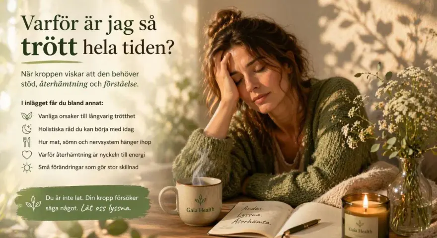 Kvinna med trötthetssymptom, en kopp te och en bok om återhämtning. Lär dig hur du får mer bra energi.