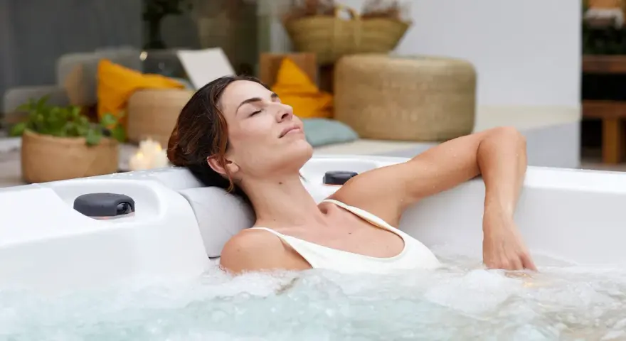 Avslappnad kvinna i bubbelbad, njuter av värmen. En lugn stund för en **bastu gravid**-upplevelse.
