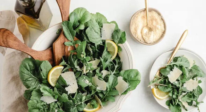 En fräsch sallad med ruccola, parmesan och citron. Gröna blad är rika på magnesium, vars egenskaper är viktiga för kroppen.