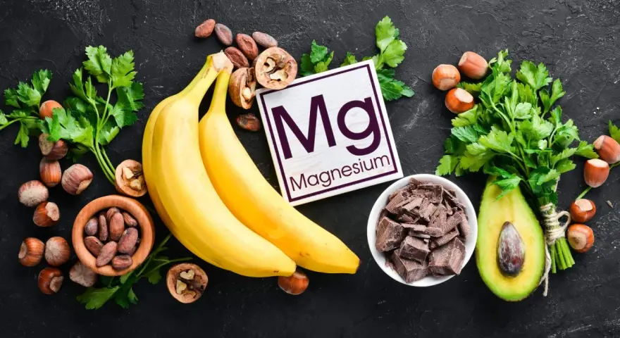 Bananer, nötter, avokado och mörk choklad. Dessa livsmedel är rika på magnesium, vilket kan vara bra för att undvika magnesium viktuppgång.