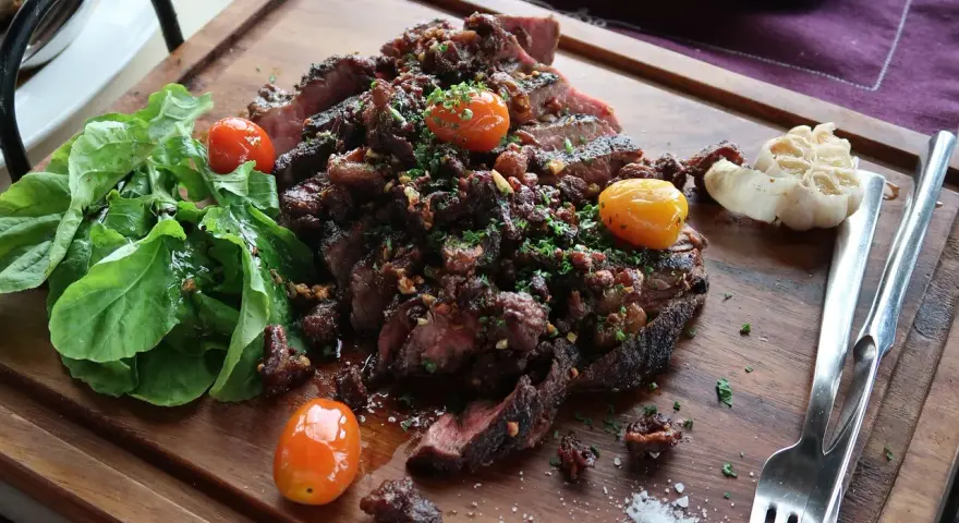 Saftig biff med tomater och vitlök, perfekt för att gå ner i vikt LCHF. En festmåltid som mättar.