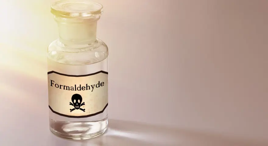Glasflaska med etikett "Formaldehyd" och dödskallesymbol. Kan orsaka formaldehyd allergi.
