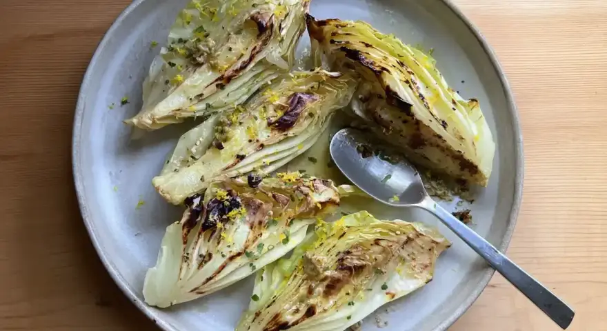 Grillad spetskål med parmesan, citron och örter. Enkel och god rätt.