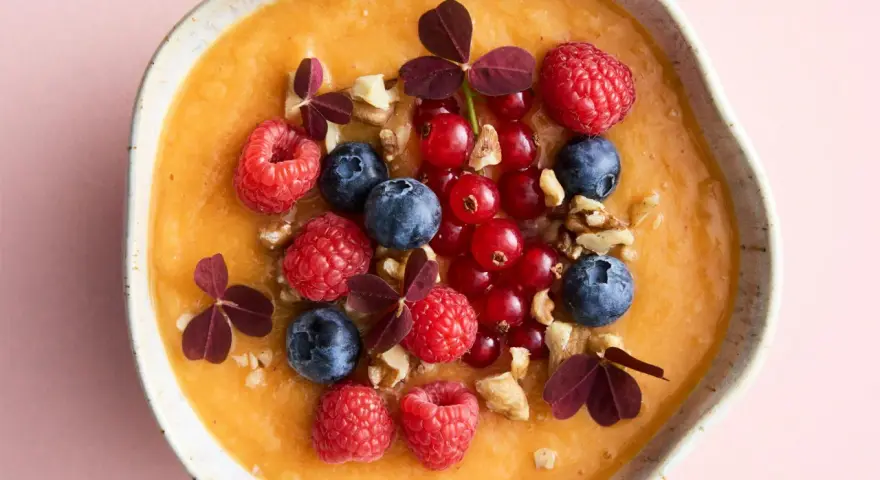 En krämig smoothiebowl med hallon, blåbär, vinbär och valnötter. En perfekt antiinflammatorisk kost frukost för en energifylld start på dagen.