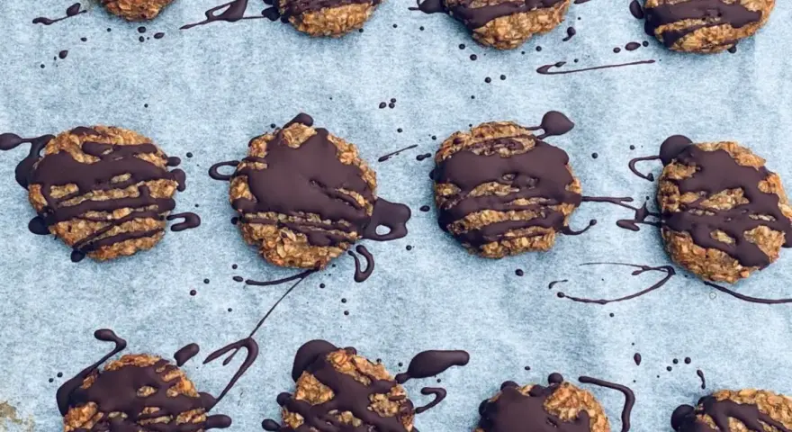 Nyttiga kakor med chokladglasyr, perfekta för fikat.