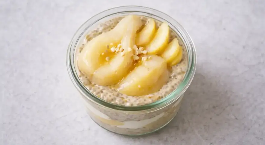Chiapudding med päron och nötter i glasburk. Perfekt för en hållbar frukost eller mellanmål.