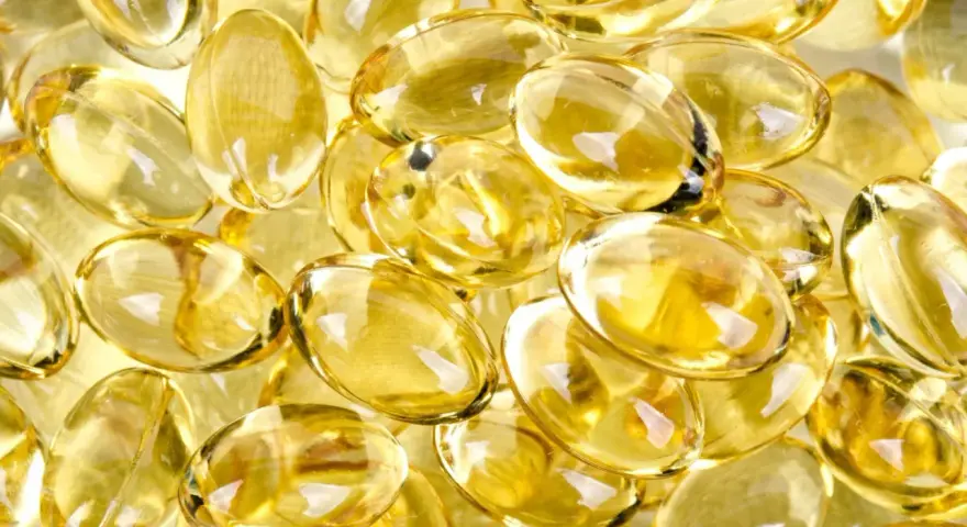 En närbild av genomskinliga, gulaktiga kapslar som liknar magnesium vitamin.