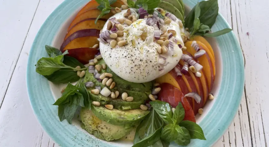 Burrata med persika, avokado, pinjenötter och basilika. Ett läckert recept inspirerat av Ulrika Davidsson.