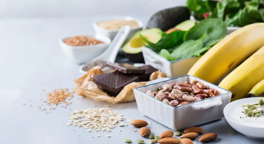 Bönor, nötter, choklad och bananer. Dessa livsmedel kan vara bra källor till magnesium, vilket kan minska risken för magnesiumglycinat biverkningar.