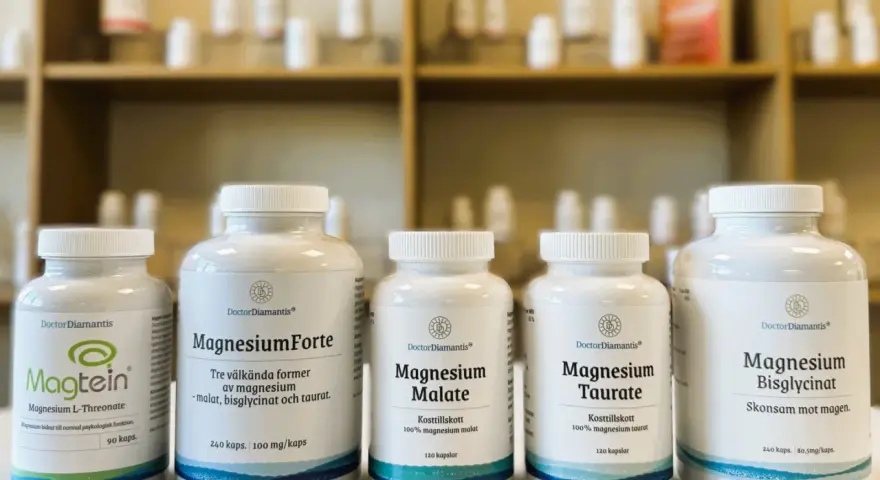 Flera burkar med olika magnesium-tillskott från DoctorDiamantis. Här finns Magtein, Magnesium Forte, Magnesium Malate, Magnesium Taurate och Magnesium Bisglycinat.