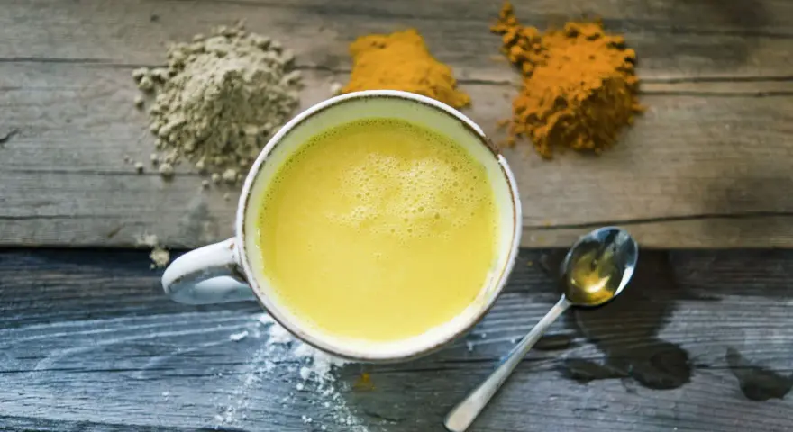 En kopp gyllene mjölk med kryddor som gurkmeja och ingefära. Ett enkelt golden milk recept för en mysig stund.