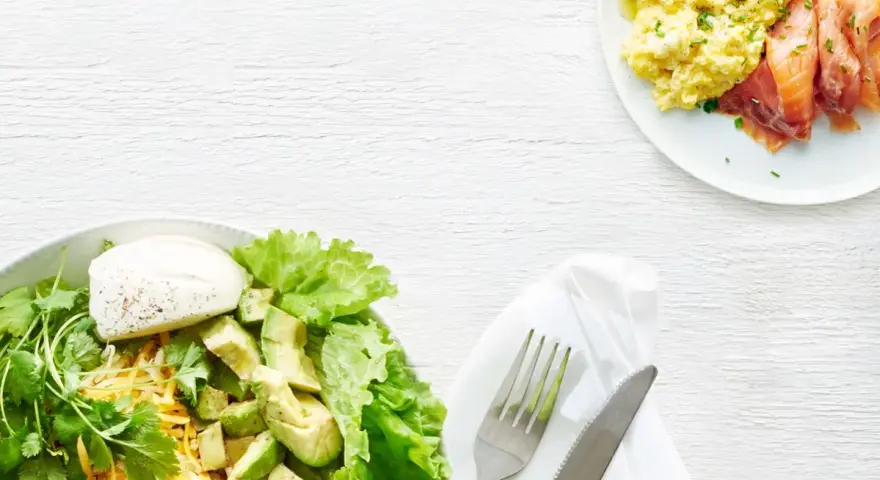 En hälsosam måltid med äggröra, lax och en sallad med avokado och ost. En perfekt 1200 kalorier per dag meny gratis.
