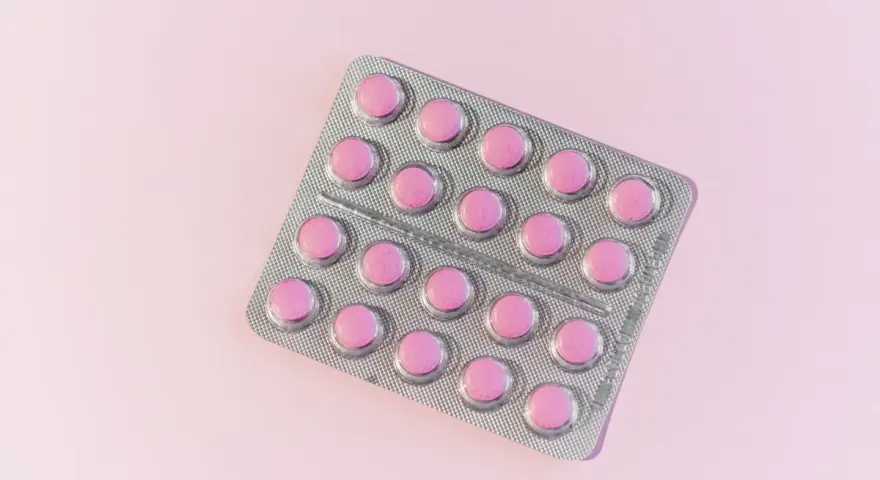 En blisterförpackning med rosa tabletter, en lösning för att få bort herpes i underlivet snabbt.