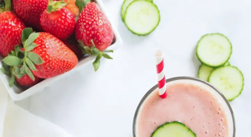 En rosa smoothie med jordgubbar och gurka, perfekt för din smoothie viktnedgång.