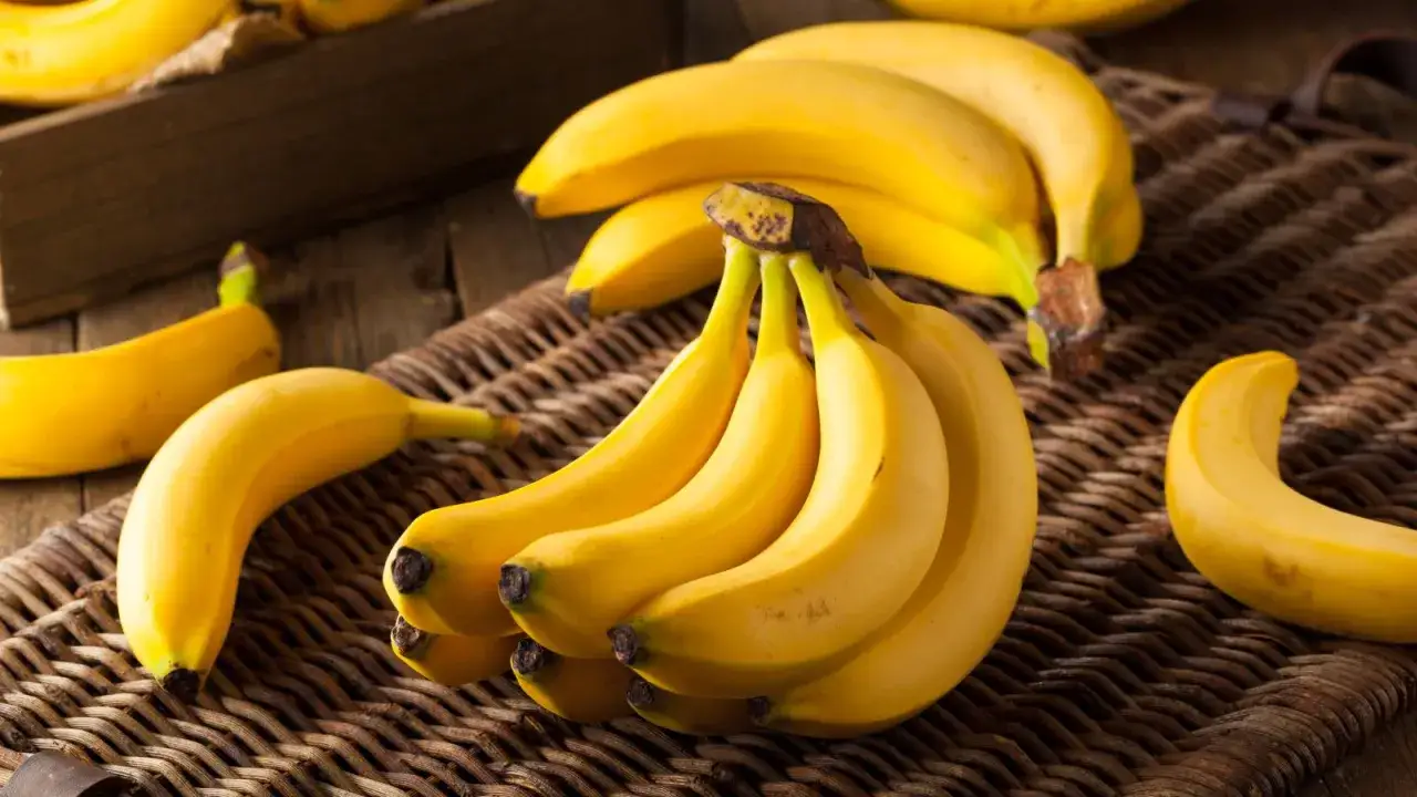 En klase mogna bananer, ett naturligt huskur mot illam&aring;ende, ligger p&aring; en fl&auml;tad matta.