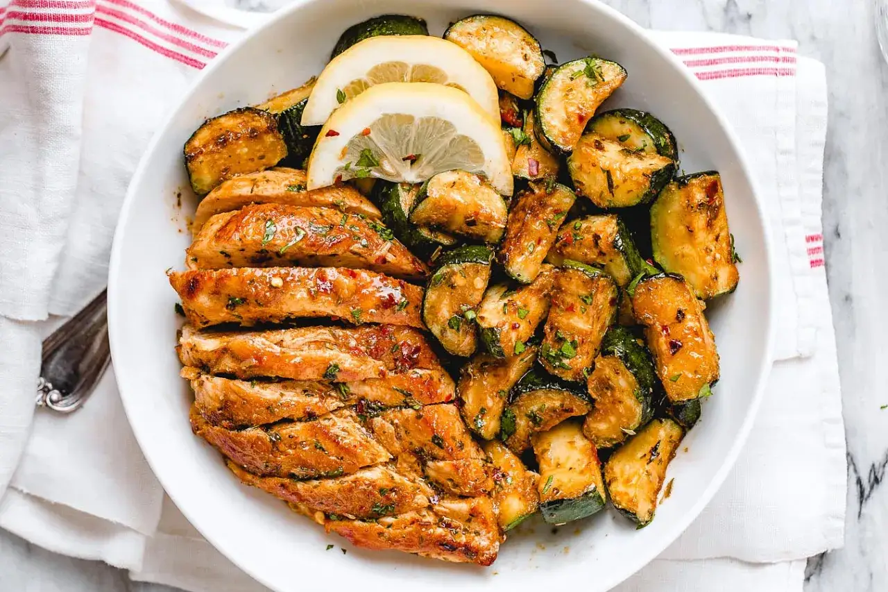 Skivad kyckling med rostade zucchinis och citronskivor, en perfekt keto middag.
