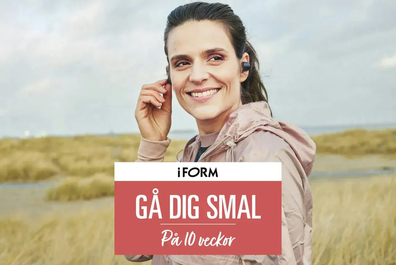 Kvinna ler och justerar sina h&ouml;rlurar utomhus. Texten 