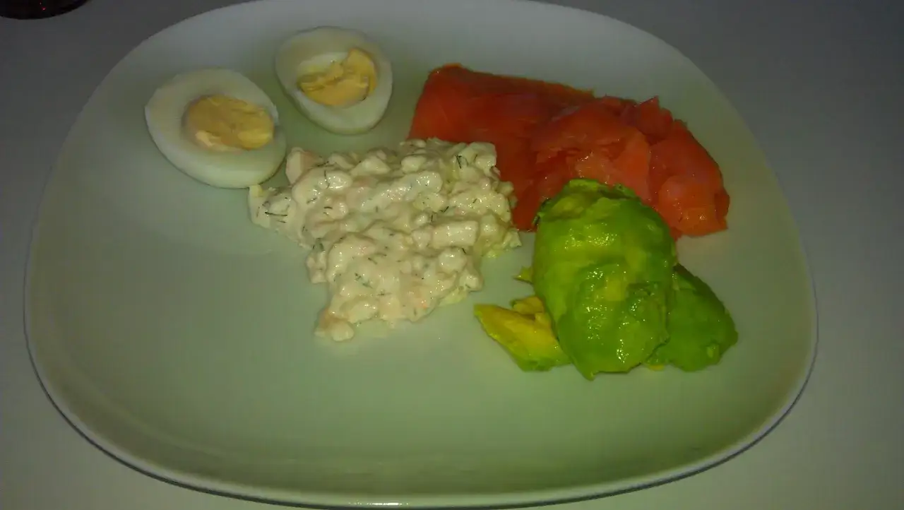 LCHF-tallrik med &auml;gg, r&auml;kr&ouml;ra, lax och avokado. Perfekt f&ouml;r att g&aring; ner i vikt med god mat.