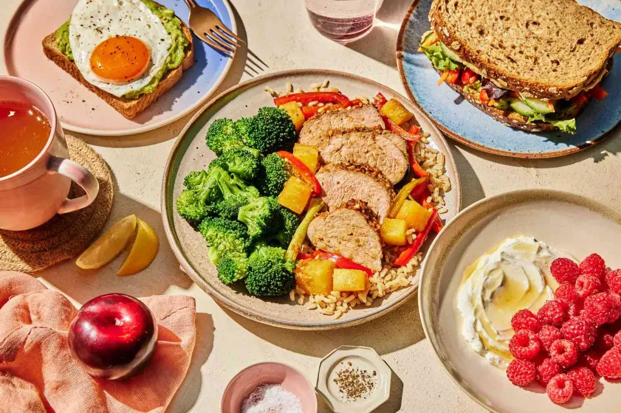 En h&auml;lsosam m&aring;ltid med fl&auml;skfil&eacute;, broccoli, ris och frukt. En perfekt 1200 kalorier per dag meny gratis f&ouml;r en balanserad kost.