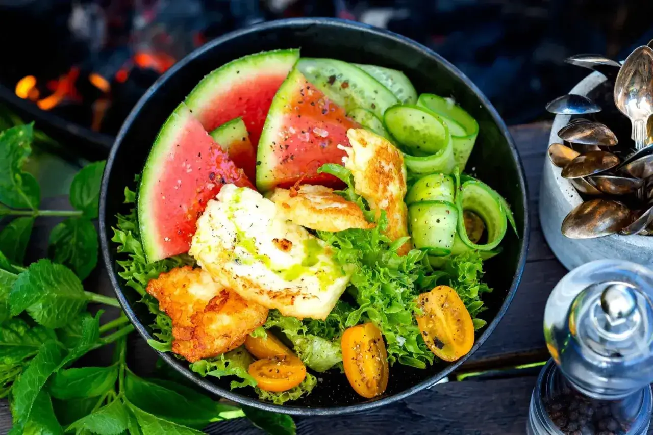 En h&auml;rlig varm halloumisallad med vattenmelon, gurka och k&ouml;rsb&auml;rstomater. Perfekt f&ouml;r en somrig grillkv&auml;ll.