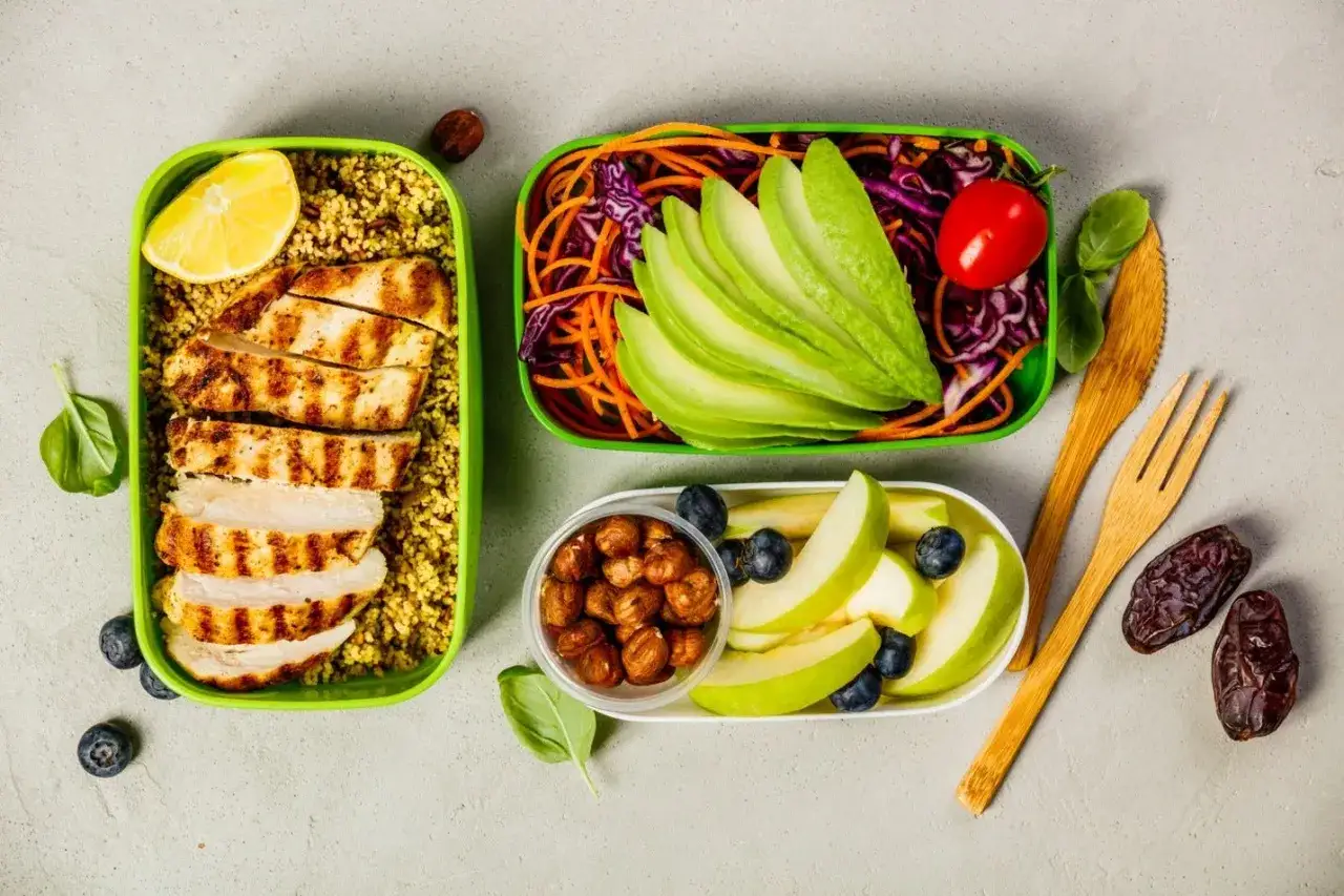 H&auml;r &auml;r en keto veckomeny gratis: grillad kyckling med couscous, avokado, gr&ouml;nsaker och frukt. Perfekt f&ouml;r en h&auml;lsosam lunchl&aring;da.